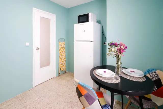 **Piso totalmente reformado de cuatro habitaciones y un baño** — 8