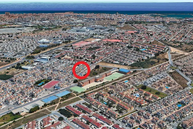 Casa adosada en buen estado (aprox. 87 m2) en el popular Jardín del Mar XIII. Terraza orientada al suroeste frente a la casa, azotea, gran piscina comunitaria y cerca de colegios y supermercados. — 27