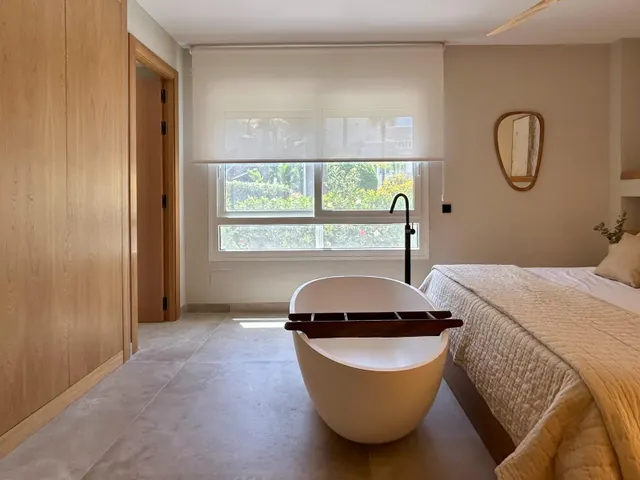 Espectacular vivienda reformada con jardín privado en Palm Beach, Marbella — 32