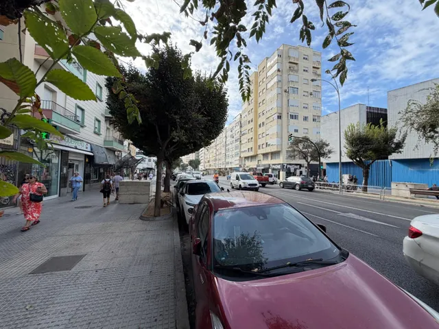 Local con negocio en avenida ana de viya – Cádiz — 2