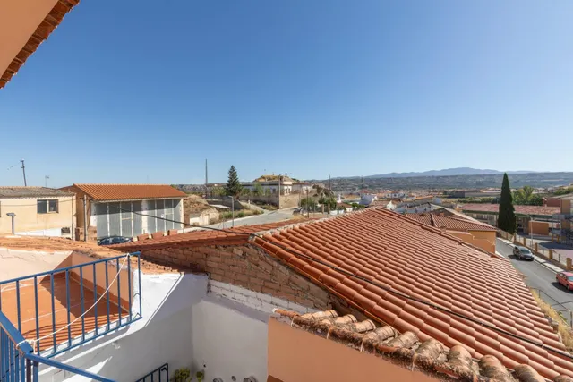 Casa en planta baja con cuatro naves y local — 45