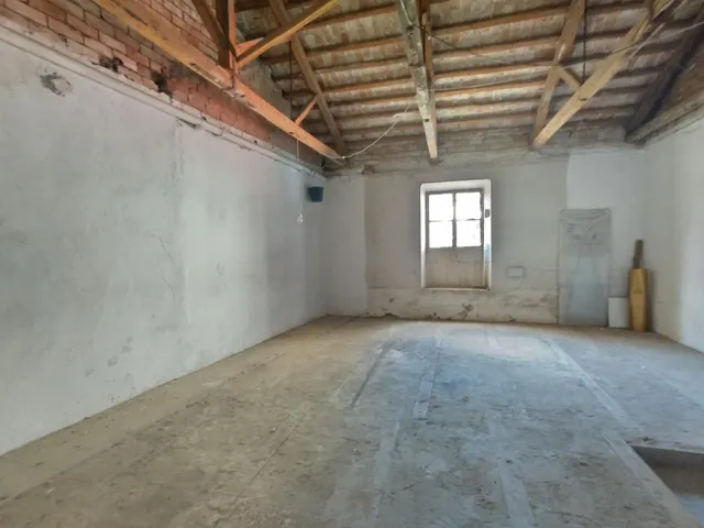 Local  en el centro de la población — 19