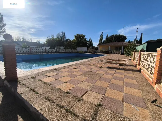 Exclusivo Chalet Seminuevo en RIACHUELOS con Amplias Instalaciones de Lujo — 17