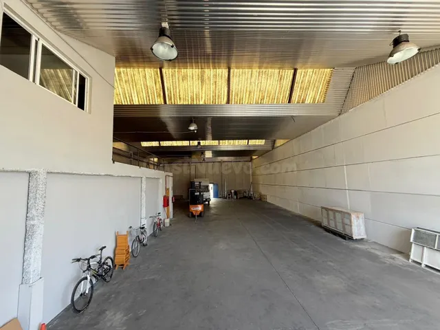 NAVE INDUSTRIAL CON CONSTRUCCIÓN