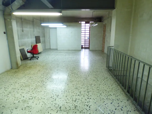 Local comercial con entrada de vehículos en alquiler en Manr