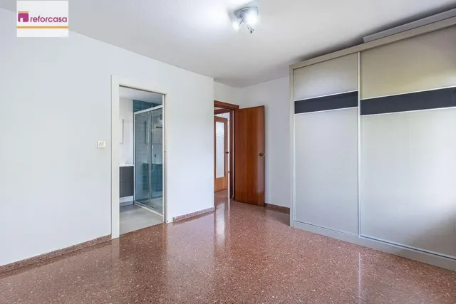 Piso con plaza de garaje cerrada junto a La Inmaculada, frente al río Genil. — 19