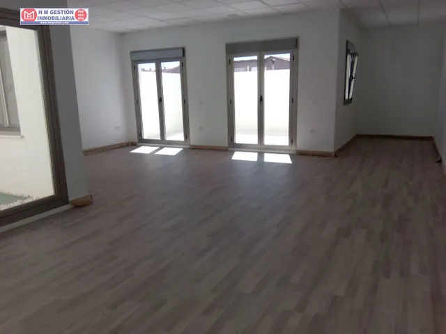 local totalmente nuevo, con mas de 140 metros, en policlínica de nueva creación, con despacho y aseo, ascensor, suelos de tarima, muy buena iluminación natural, cercano al hospital. Tambíen se pue — 8