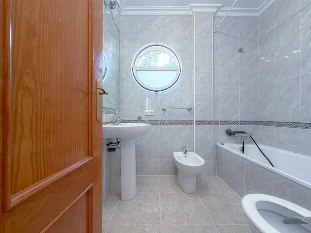Orihuela Costa! Impresionante Villa Mediterránea con generosa parcela y amplias terrazas + Solarium privado con increíbles vistas panorámicas — 50