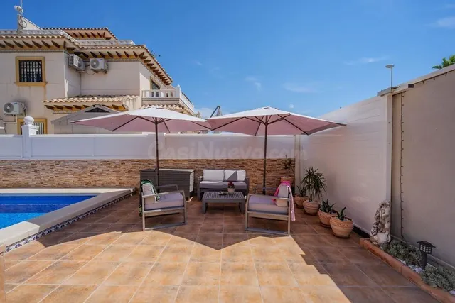 Preciosa casa adosada con piscina privada y solárium en Loma - foto 4