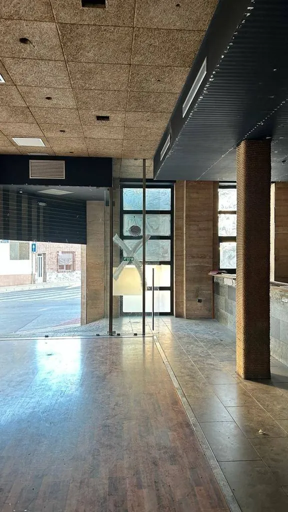 LOCAL COMERCIAL EN TORREAGUERA. — 3