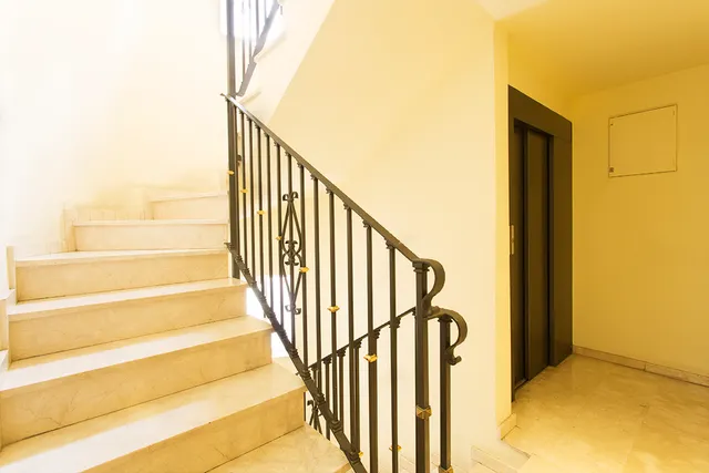 Albayzin bajo zona. piso 3 dormitorios. 2 baños. salón. cocina. calefacción. luminoso. — 23