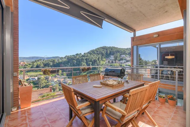 Casa en Vallirana con 3 terrazas, vistas abiertas, placas so