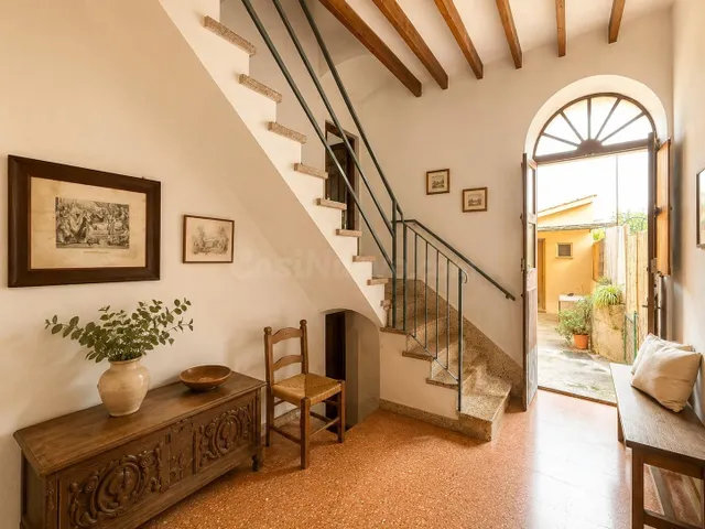 Casa Mallorquina Con Garaje y Gran Jardín en el Centro de Só - foto 2