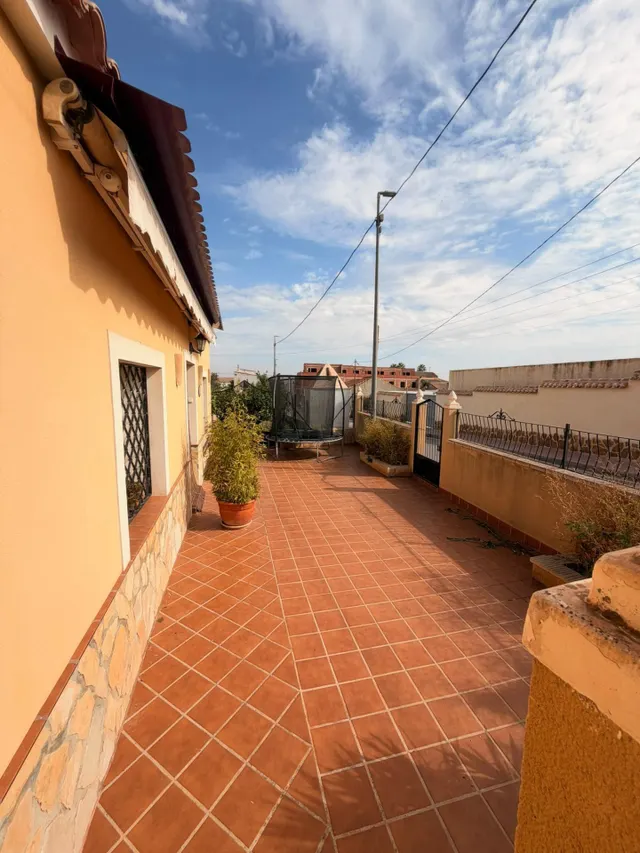 Acogedora casa de planta baja con jardín mediterráneo, patio soleado y gran garaje privado en Las Palas — 7