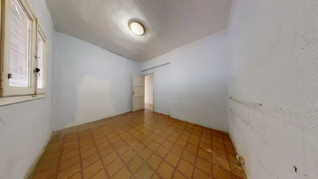 Piso de 89 m2 útiles con AMPLIA TERRAZA DE 40m2!!! Distribuido en cinco dormitorios, salón, cocina con despensa y terraza interior a patio de luces y un baño. — 27