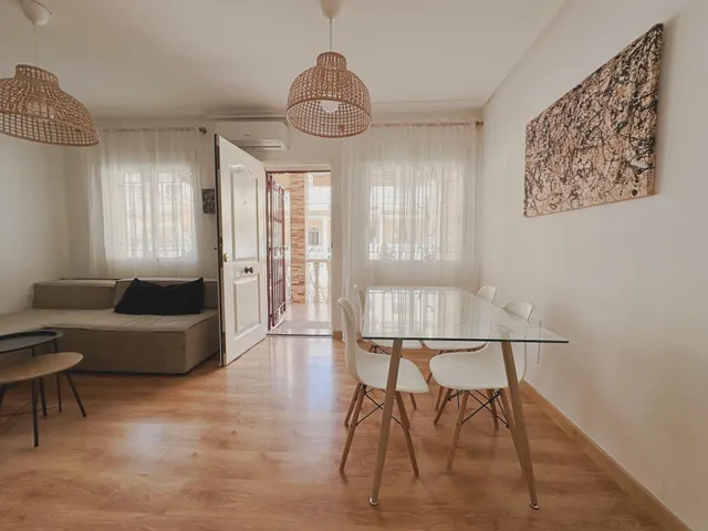 Casa adosada reformada y espaciosa de tres plantas (86 m2) con 3 dormitorios, 2 baños y 1 aseo. Terraza frente, piscina comunitaria, cerca del La Zenia Boulevard y a tan solo 650 m de Playa Flamenca — 7