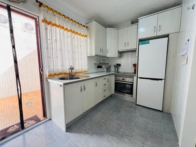 Chalet adosado de 3 dormitorios con terraza y piscina comunitaria en Playa Flamenca — 20