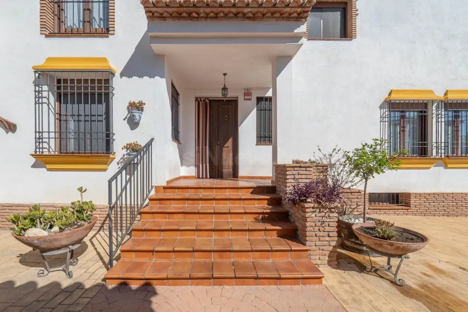 ¡¡ Impresionante chalet dividido en dos viviendas con piscina y zona ajardinadas !!