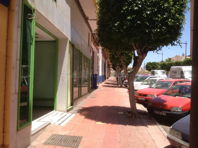 LOCAL DE 240 M2 EN C/GRANADA (CRUZ DE CARAVACA). - foto 5