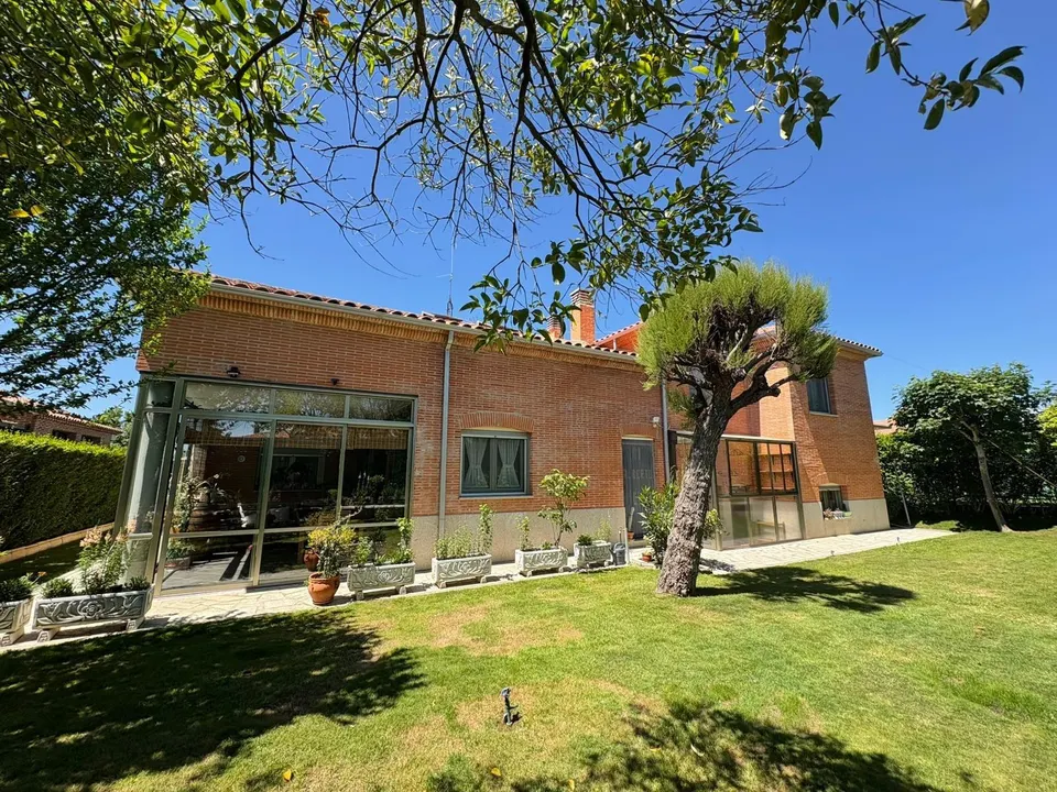 Urbis te ofrece un chalet en venta en la zona de Los Almendros, Villamayor, Salamanca.