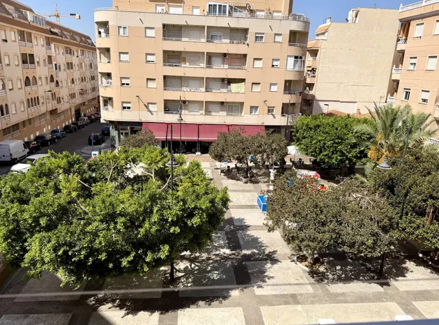 Piso de 2 dormitorios en Torrevieja con vistas al parque — 13