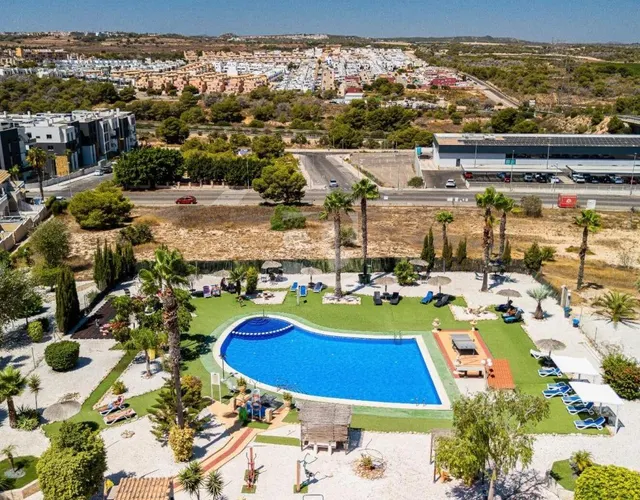 GRAN BUNGALOW EN LOS ALTOS ORIHUELA: 2 HAB, 1 BAÑO — 6