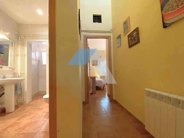 Chalet independiente con piscina en gran parcela rústica, rodeado de pinos y olivos – A menos de 1 km del Polideportivo Municipal de San Vicente del Raspeig — 30