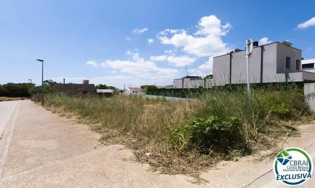 Parcela edificable en tranquila urbanización de Roses. ¡Buen