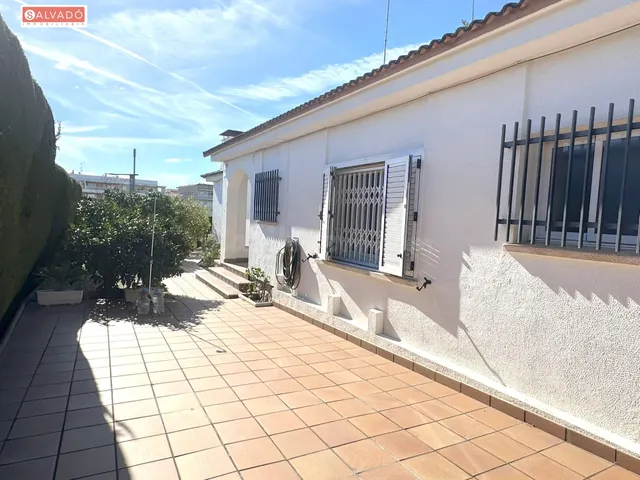 ¡CASA UNIFAMILIAR EN UNA SOLA PLANTA, MUY SOLEADA Y A 300M D - foto 3