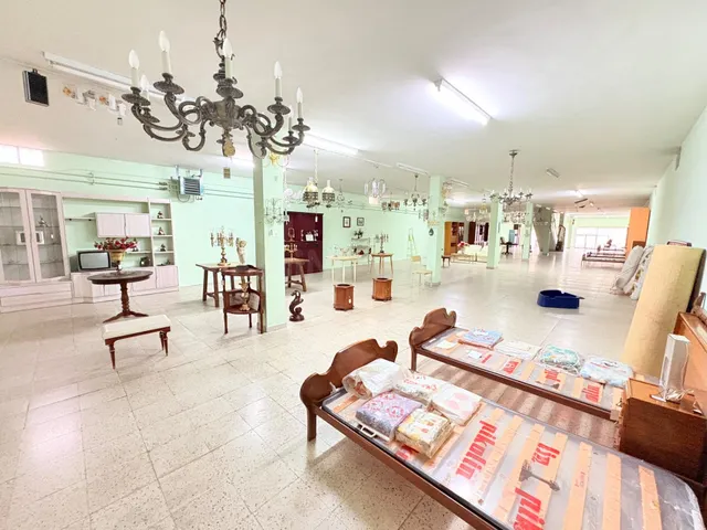 ¡Oportunidad Única! GIGANTE Local Comercial en Ponferrada - 
