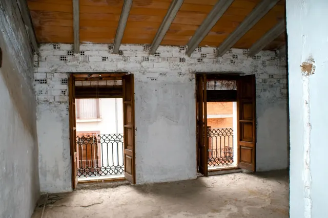 Amplia casa con patio interior en Font de la Figuera — 24