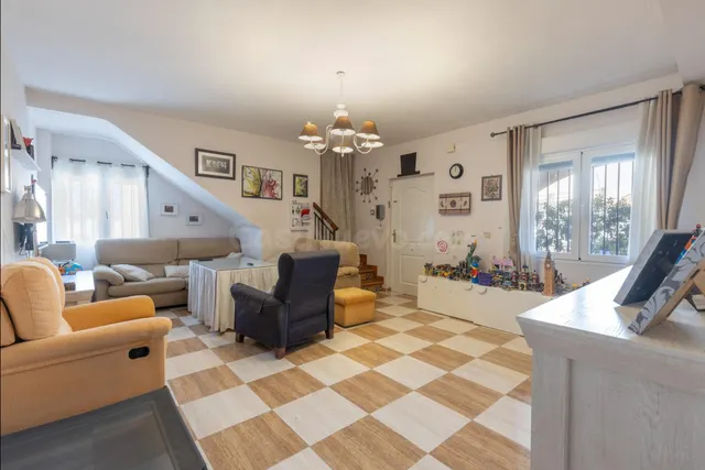 Casa en Armilla con terraza, patio y amplia cochera — 5