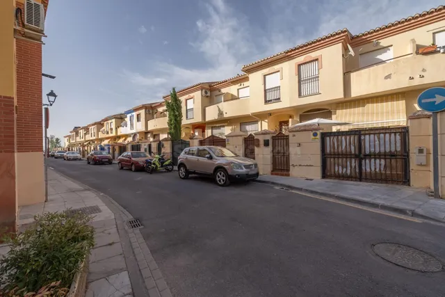 ¡MAGNIFICA CASA UNIFAMILIAR ADOSADA EN LOMALINDA, OGIJARES! — 2