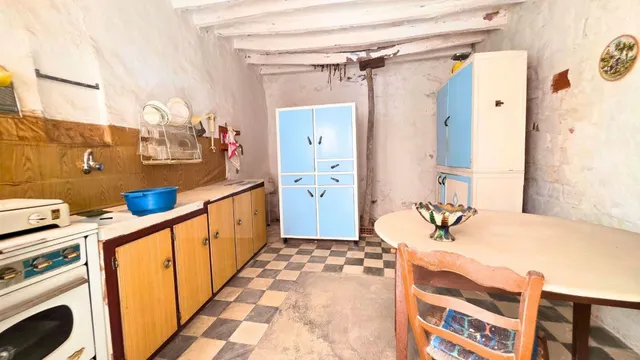 ¿Buscas espacio sin límites? 400 m2 de puro potencial en el corazón de Uleila. — 32