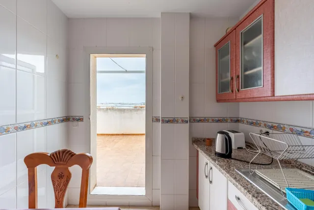 Ático Exclusivo en Roquetas de Mar con Amplia Terraza y Piscina Comunitaria — 8