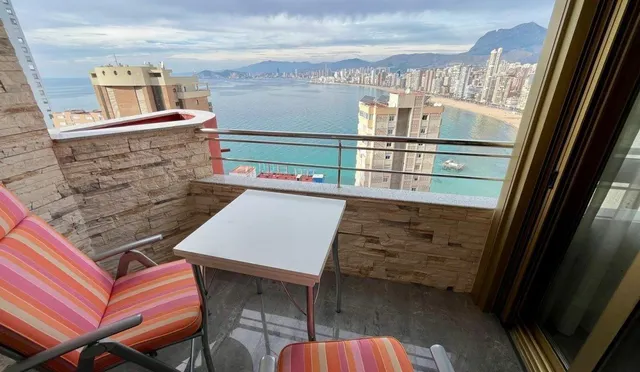 Espectacular piso reformado con diseño y calidad,  con vistas impresionantes al mar y Benidorm. — 3