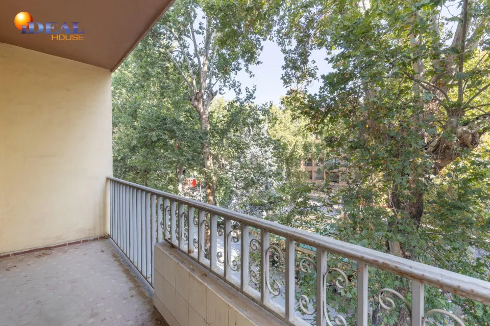 Piso en esquina con terraza y vistas a Plaza Mariana Pineda, Granada