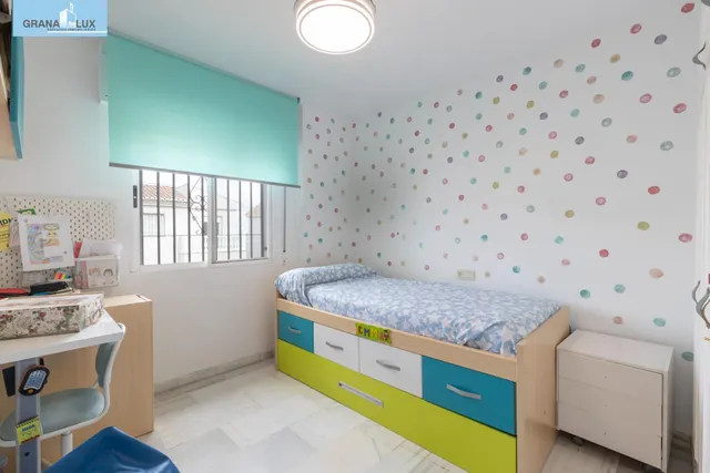 Casa independiente con piscina en La Zubia. — 24