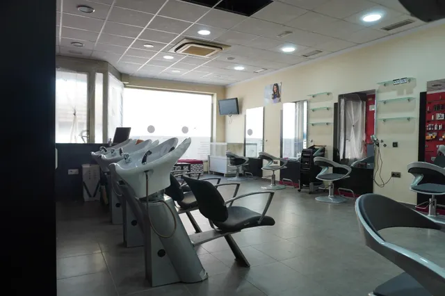 PELUQUERIA Y ESTÉTICA EN ALQUILER - foto 3