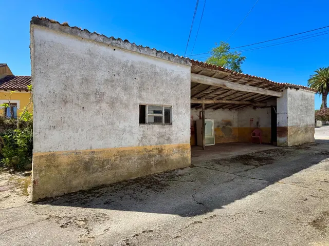 CONJUNTO DE EDIFICACIONES CON TERRENO URBANO EN LA REVILLA. — 30