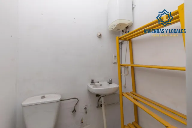 Local comercial en venta en calle agustina de aragón — 13