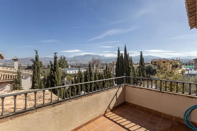 INCREÍBLE CHALET INDEPENDIENTE EN ZONA PRIVILEGIADA — 24