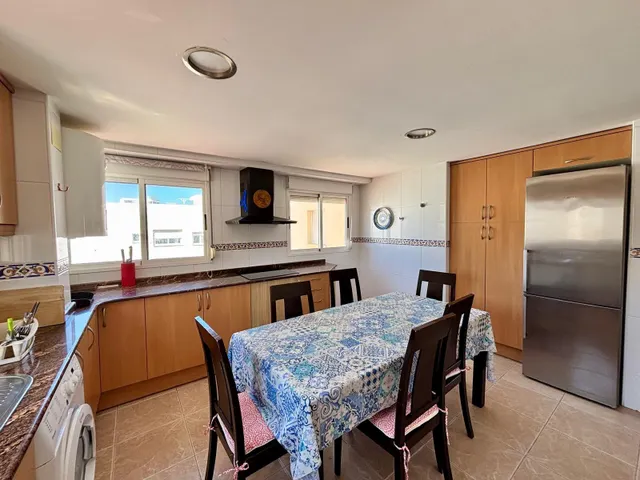 Apartamento en primera línea de playa de Gandia en residencial con piscina comunitaria, garaje y trastero. — 20