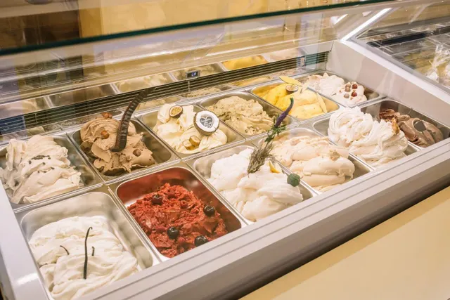 OPORTUNIDAD ÚNICA! TRASPASO DE HELADERÍA/CAFETERIA EN COSTA ADEJE. — 2