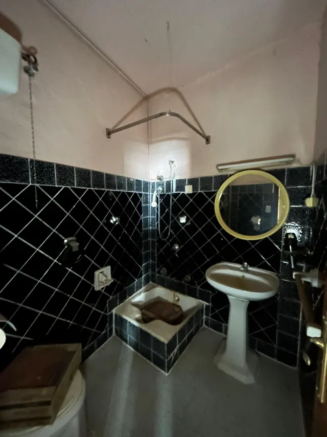 CASA ESQUINERA PARA REFORMAR — 9