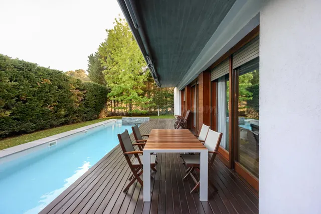 Exclusiva vivienda de diseño con piscins privada y jardín en
