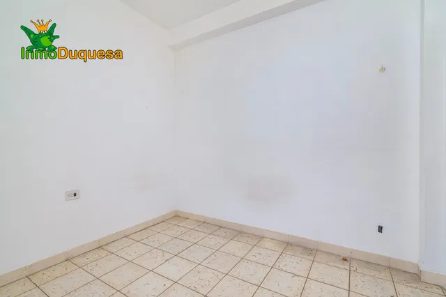 Piso de 4 Dorm. en Camino de Ronda. Para REFORMAR. — 25