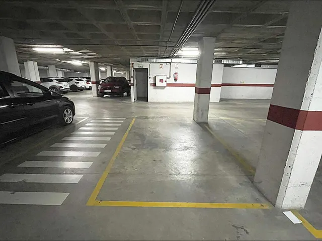 OCASIÓN: PLAZA PARA COCHE GRANDE O COCHE + MOTO EN PARQUE DE LA APARADORA — 2