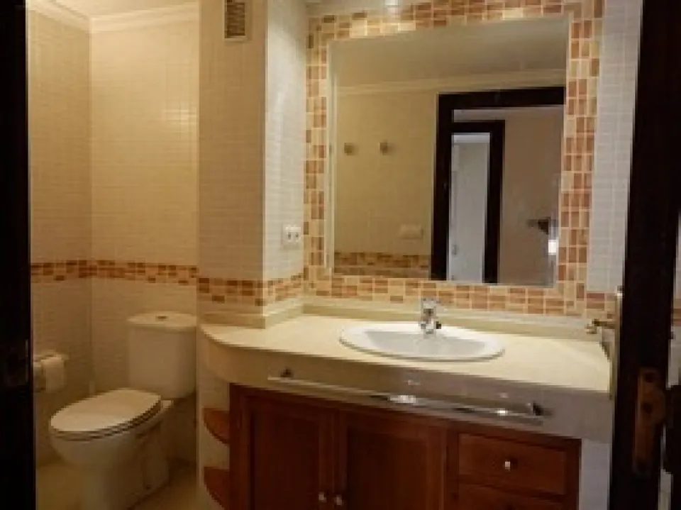 Piso de 4 habitaciones, 2 baños, salón, cocina y terraza.