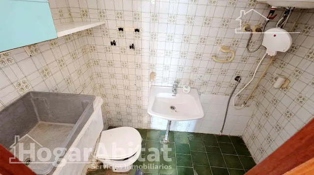 ¡Oportunidad cerca del mar! Acogedor para reformar en residencial con balcón, piscina y dos garajes — 13